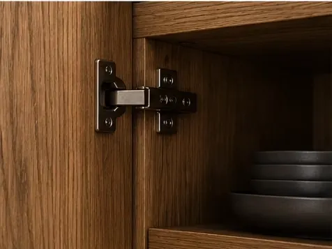 Detail van een deurscharnier in een Artisan pantry