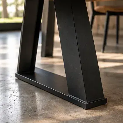 Detail van een tafelpoot van een Groningen stamtafel